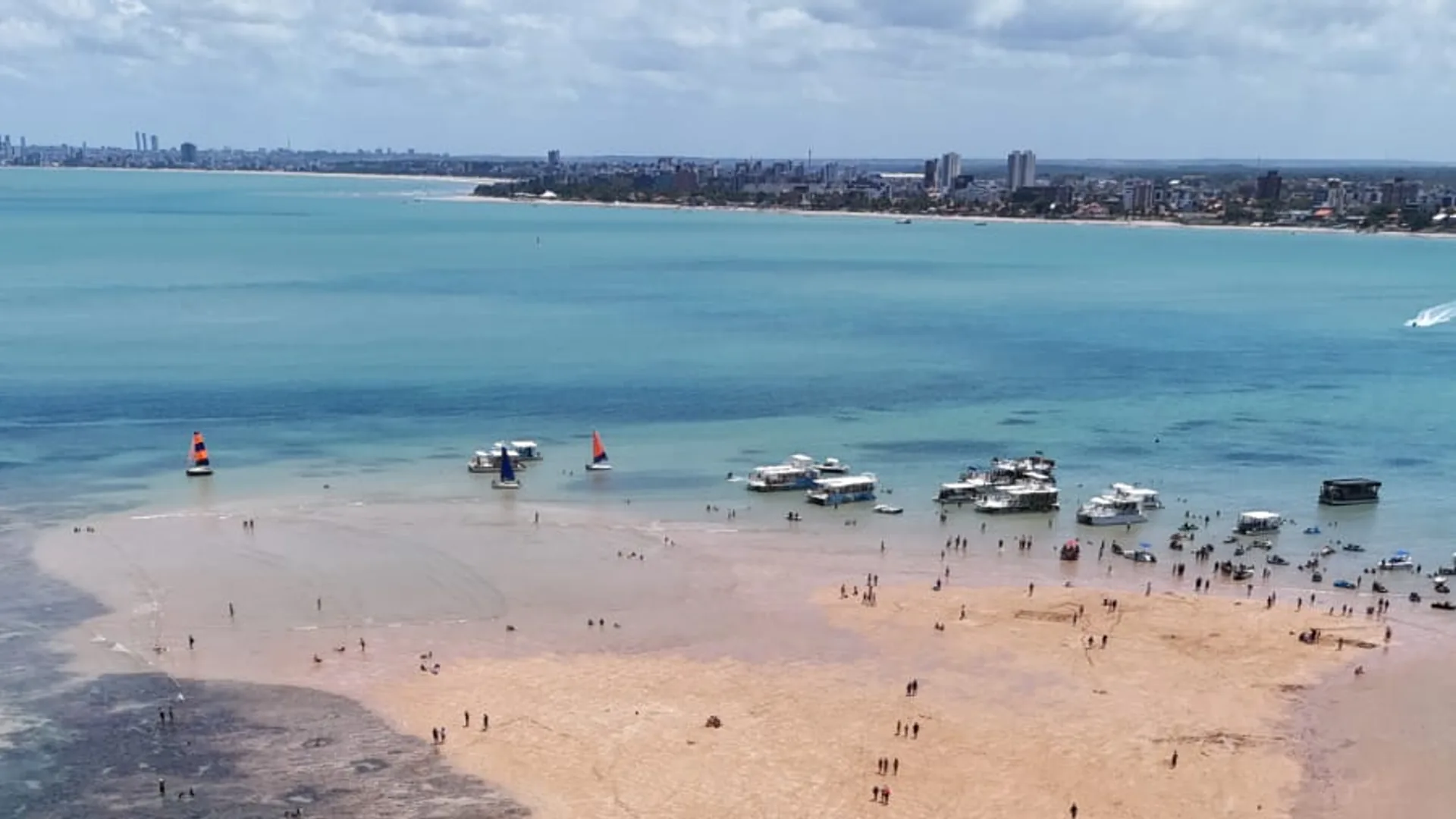 Banco de areia de Areia Vermelha com piscinas naturais verde-esmeralda durante maré baixa em Cabedelo, João Pessoa