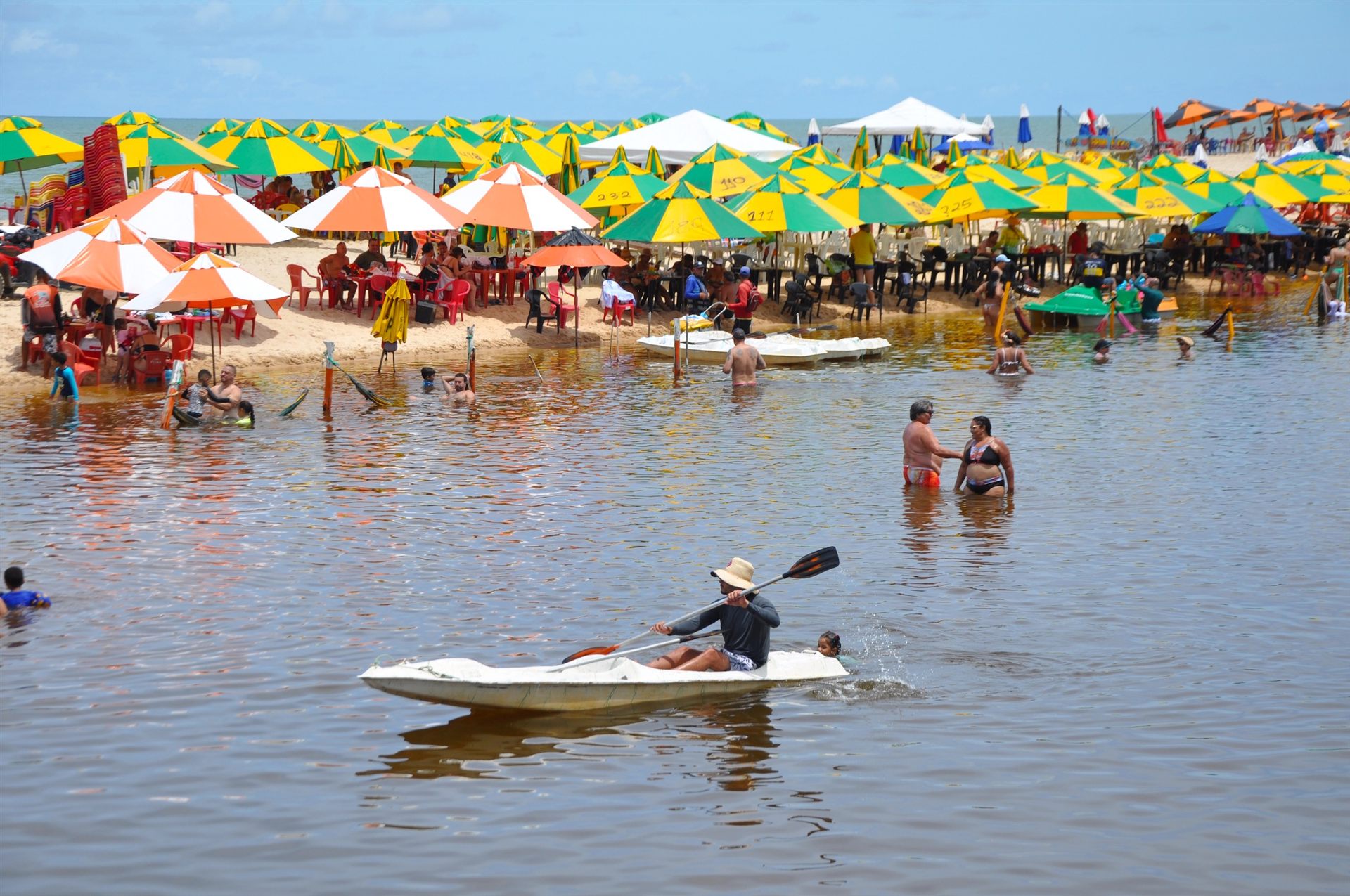 Praia Bela no litoral sul da Paraíba com encontro do Rio Mucatu