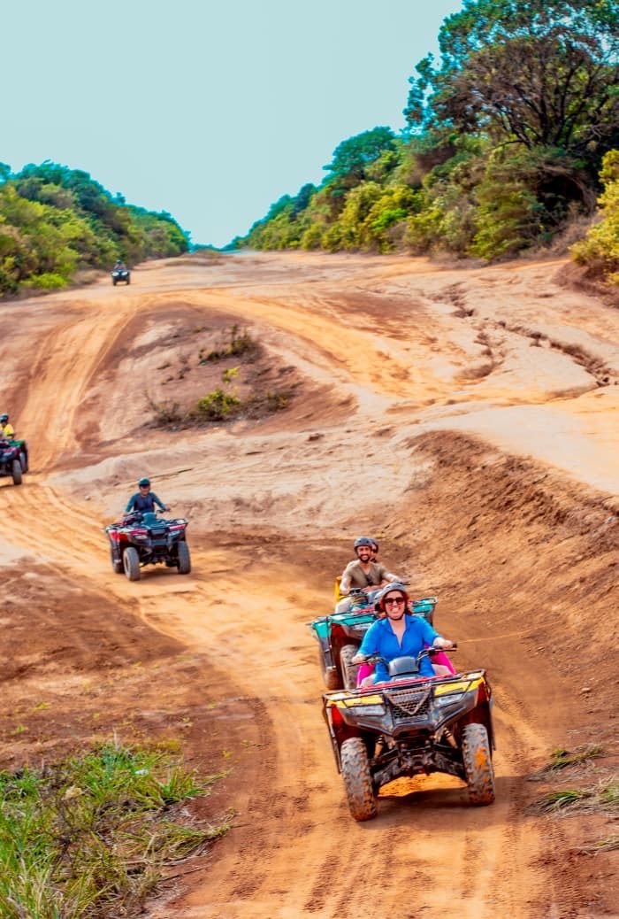Quadriciclo nos mirantes de Coqueirinho, Paraíba