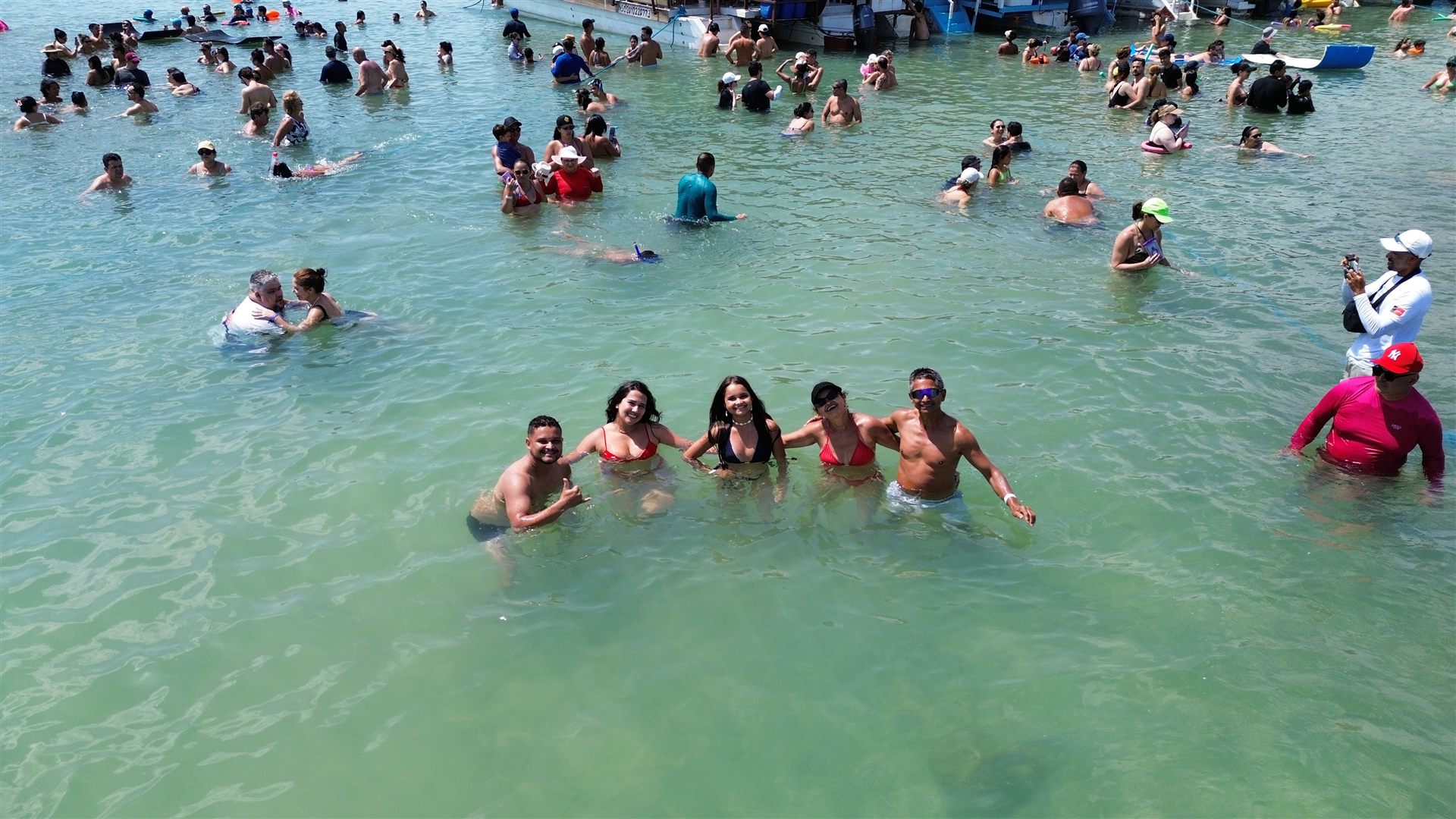 Piscinas naturais de Seixas com coral e água cristalina durante maré baixa em João Pessoa